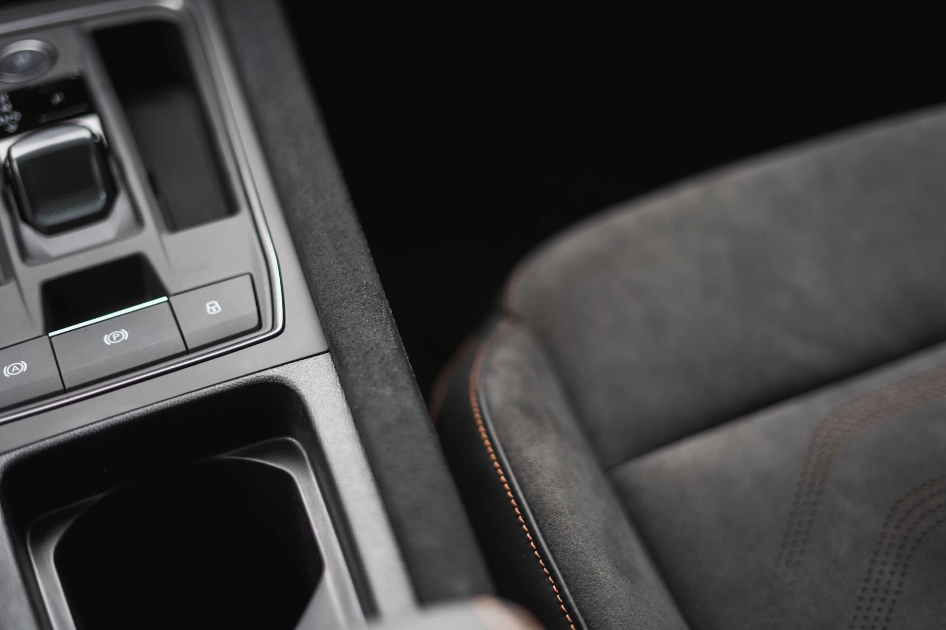 Obszyj swoje wnętrze Alcantarą image