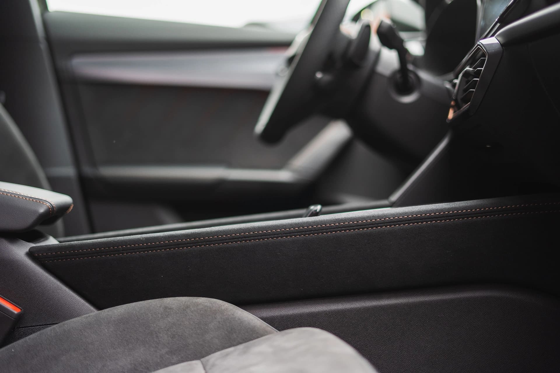 Obszyj swoje wnętrze Alcantarą image