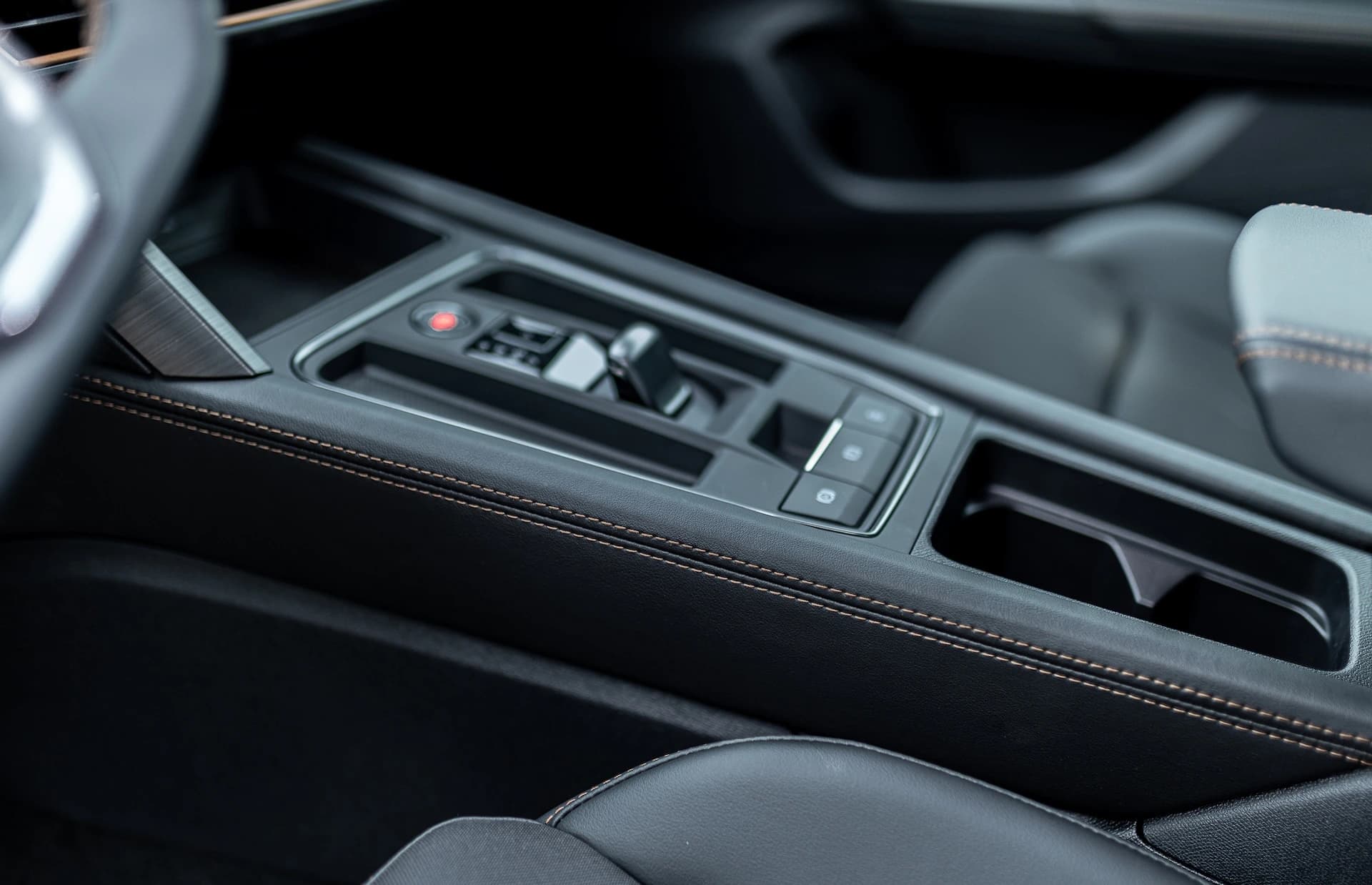 Obszyj swoje wnętrze skórą ekologiczną w kolorze czarnym image