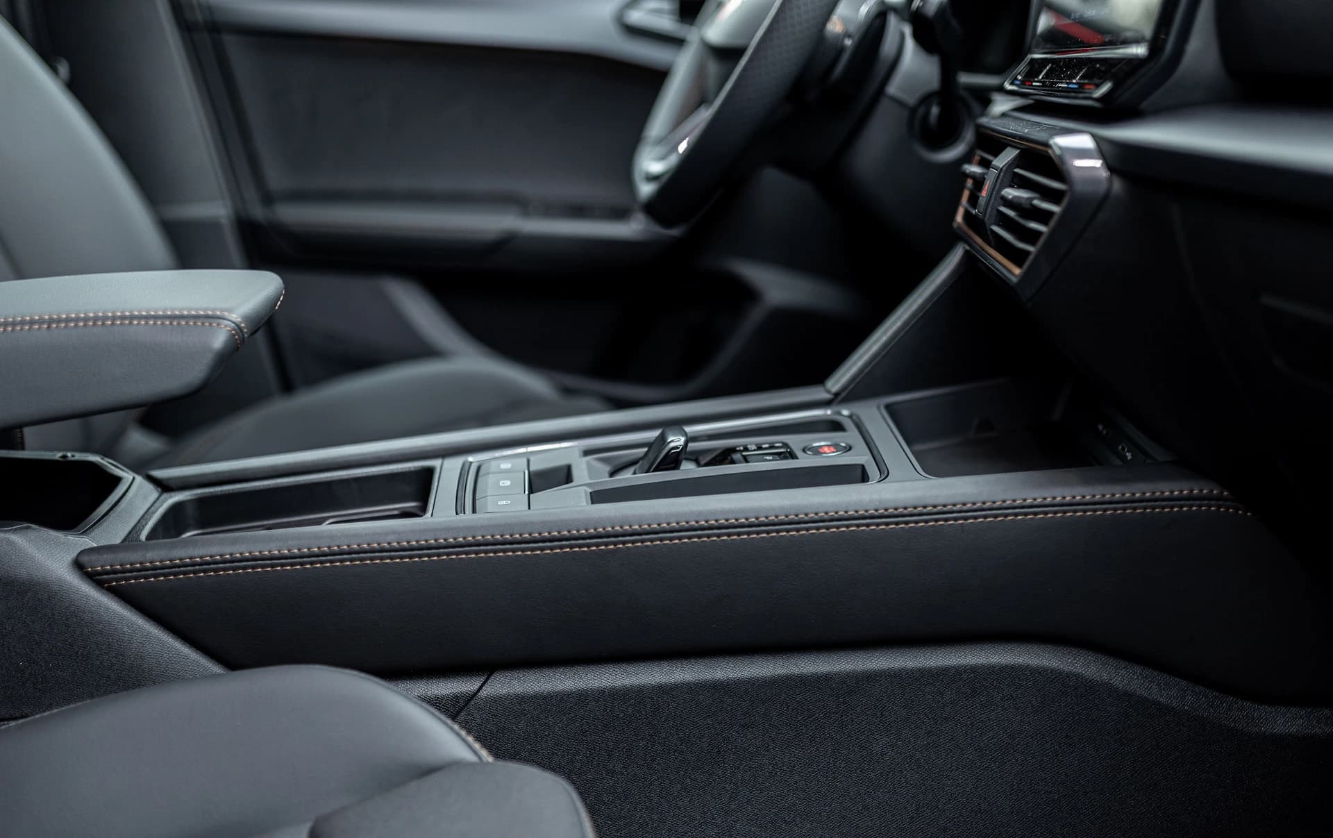 Obszyj swoje wnętrze skórą ekologiczną w kolorze czarnym image