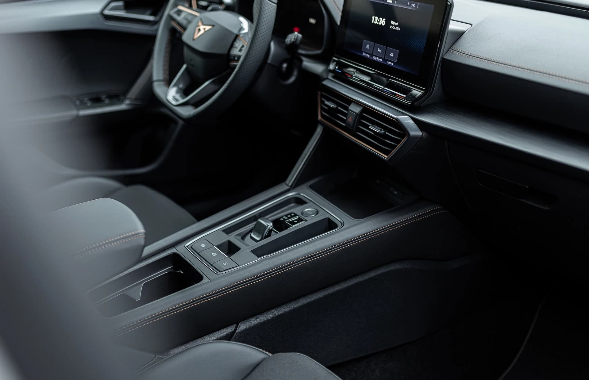 Obszyj swoje wnętrze skórą ekologiczną w kolorze czarnym image