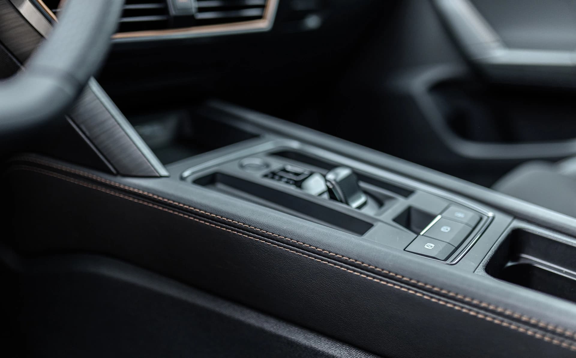 Obszyj swoje wnętrze skórą ekologiczną w kolorze czarnym image