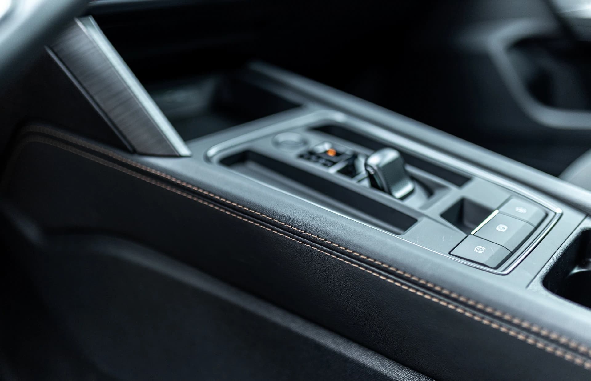 Obszyj swoje wnętrze skórą ekologiczną w kolorze czarnym image