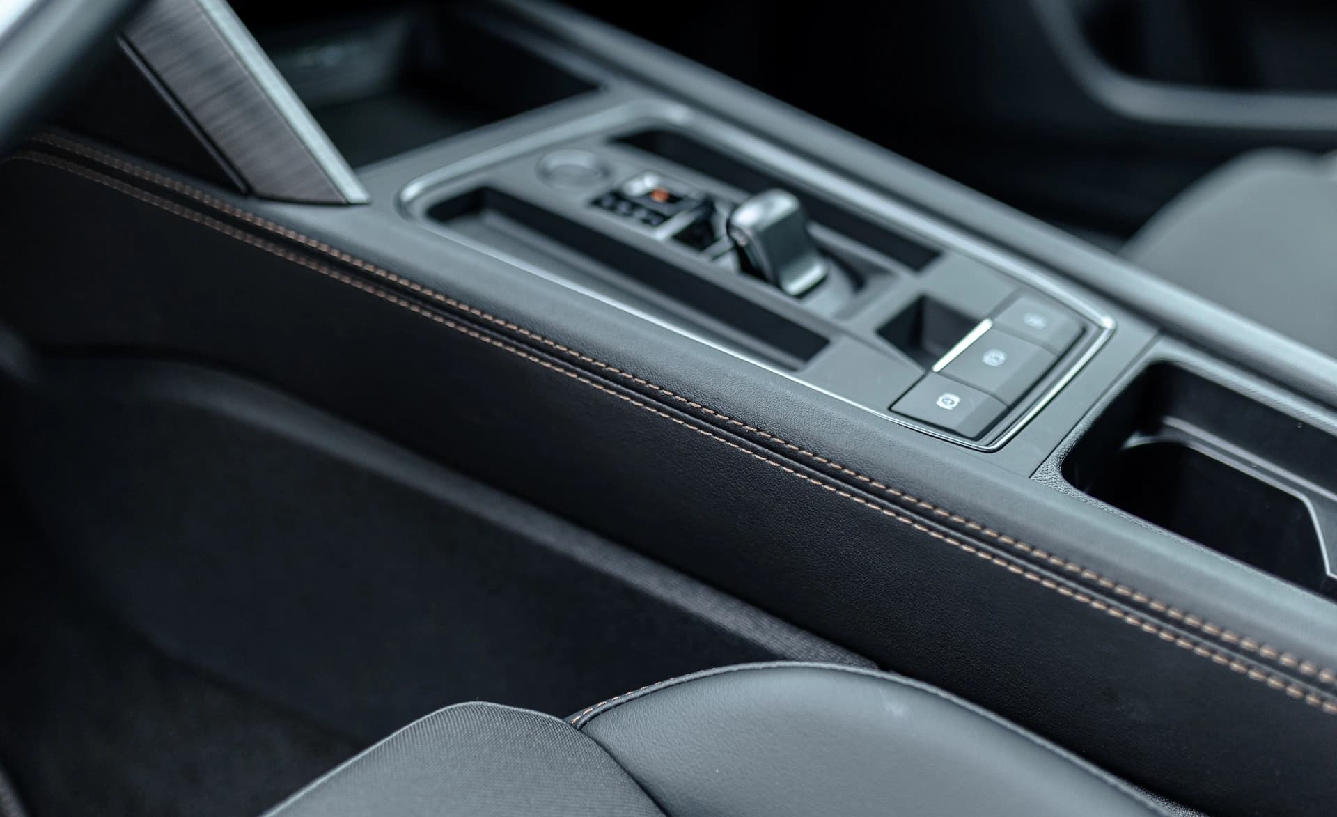 Obszyj swoje wnętrze skórą ekologiczną w kolorze czarnym image