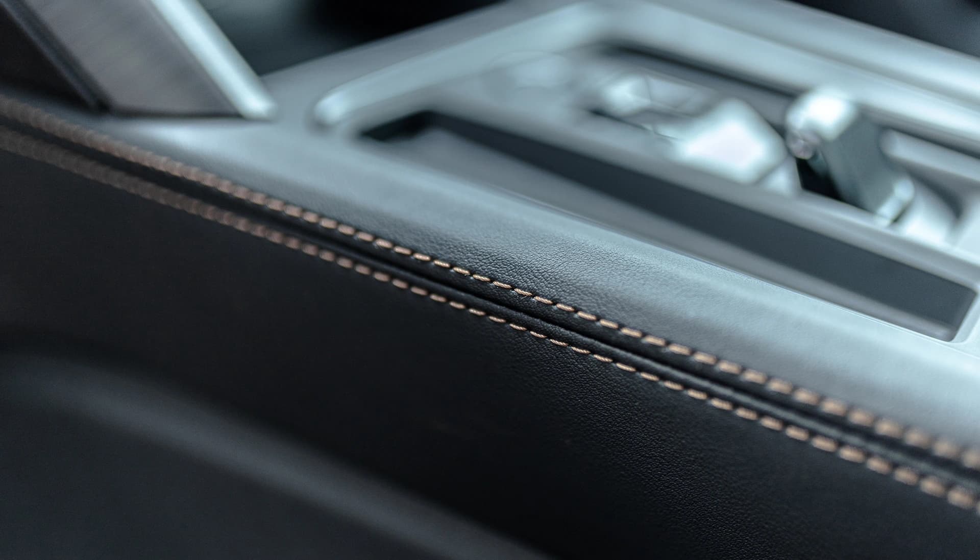 Obszyj swoje wnętrze skórą ekologiczną w kolorze czarnym image