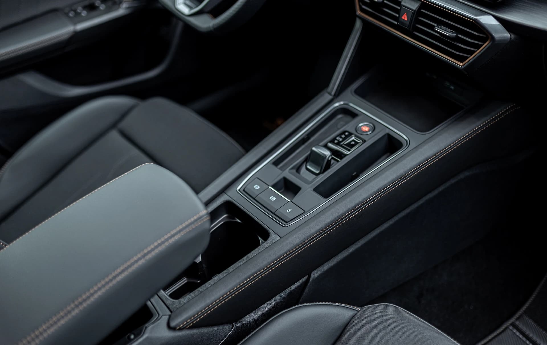 Obszyj swoje wnętrze skórą ekologiczną w kolorze czarnym image