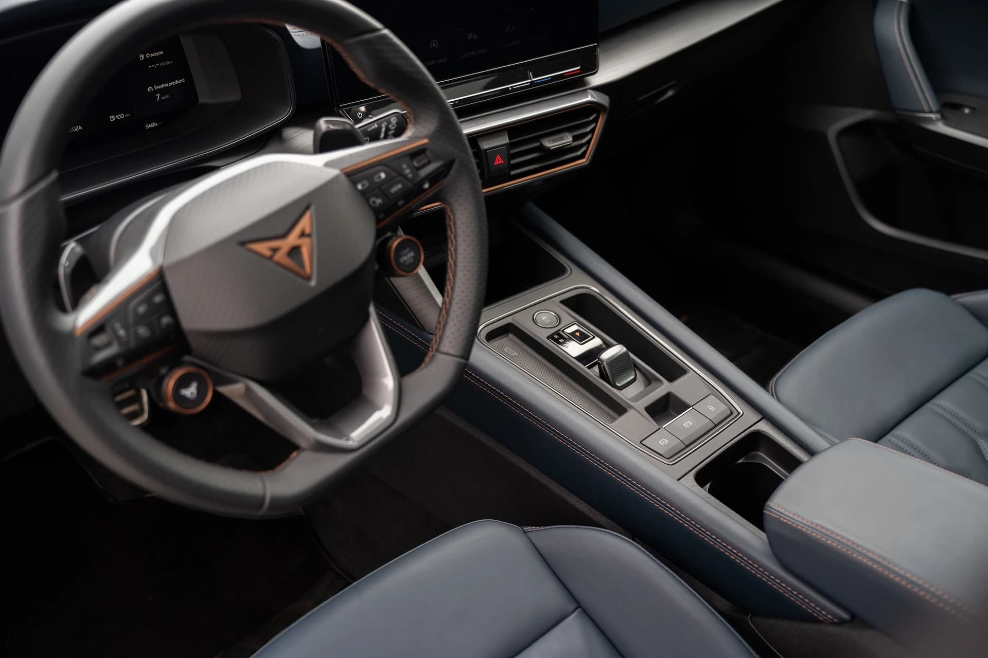 Obszyj swoje wnętrze skórą ekologiczną w kolorze Petrol blue image