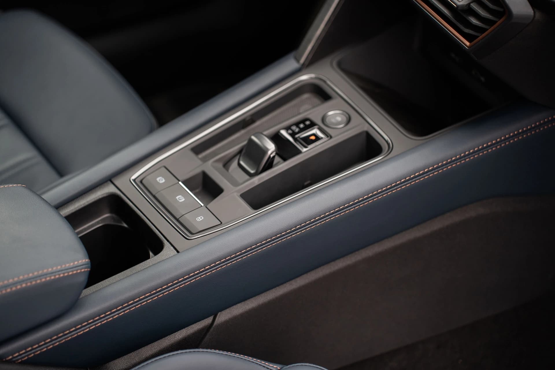 Obszyj swoje wnętrze skórą ekologiczną w kolorze Petrol blue image