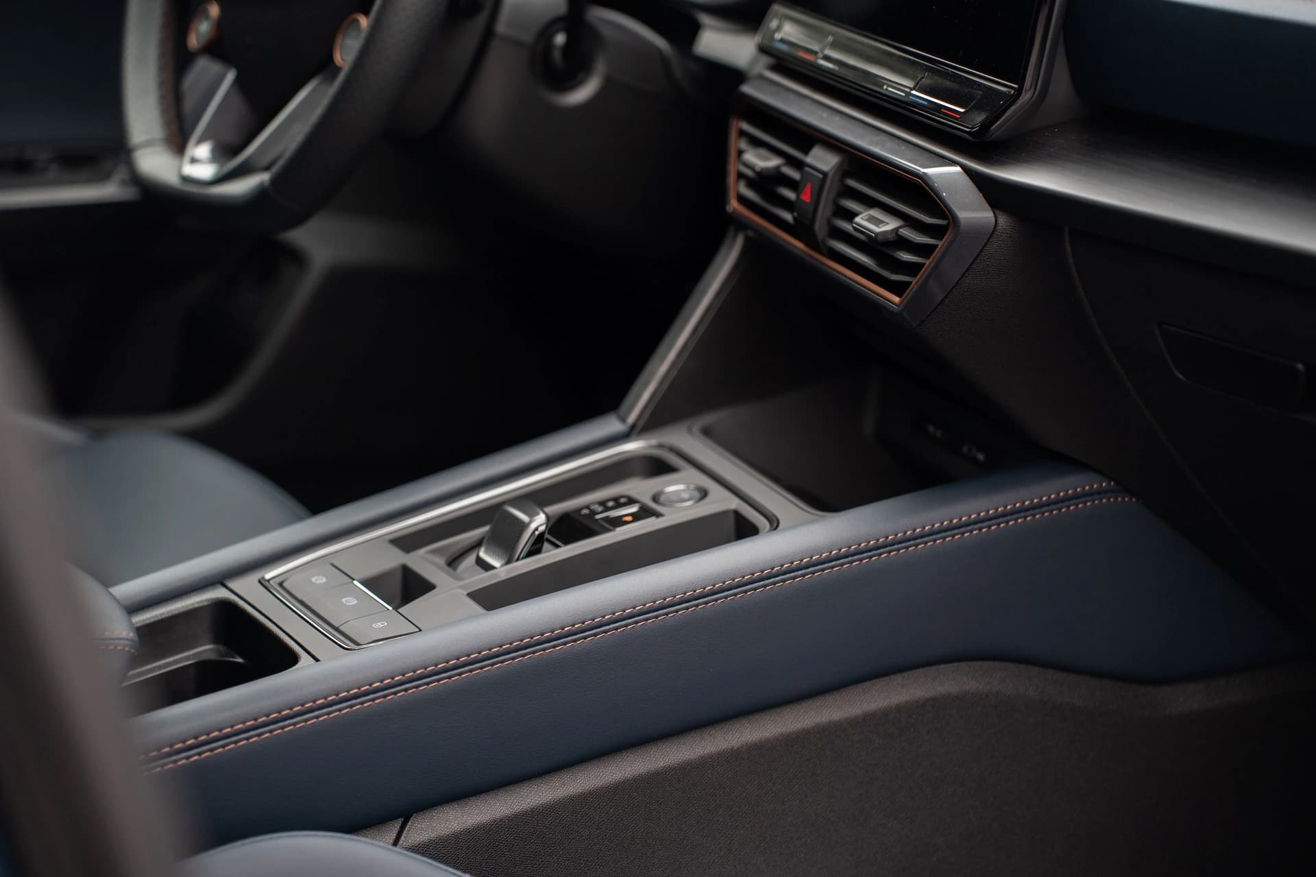 Obszyj swoje wnętrze skórą ekologiczną w kolorze Petrol blue image