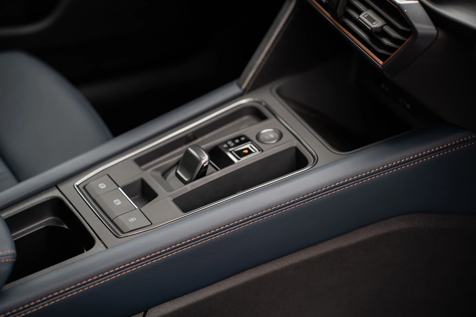 Obszyj swoje wnętrze skórą ekologiczną w kolorze Petrol blue image