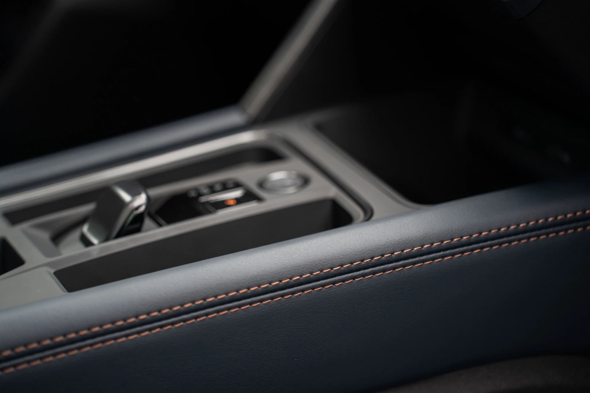 Obszyj swoje wnętrze skórą ekologiczną w kolorze Petrol blue image