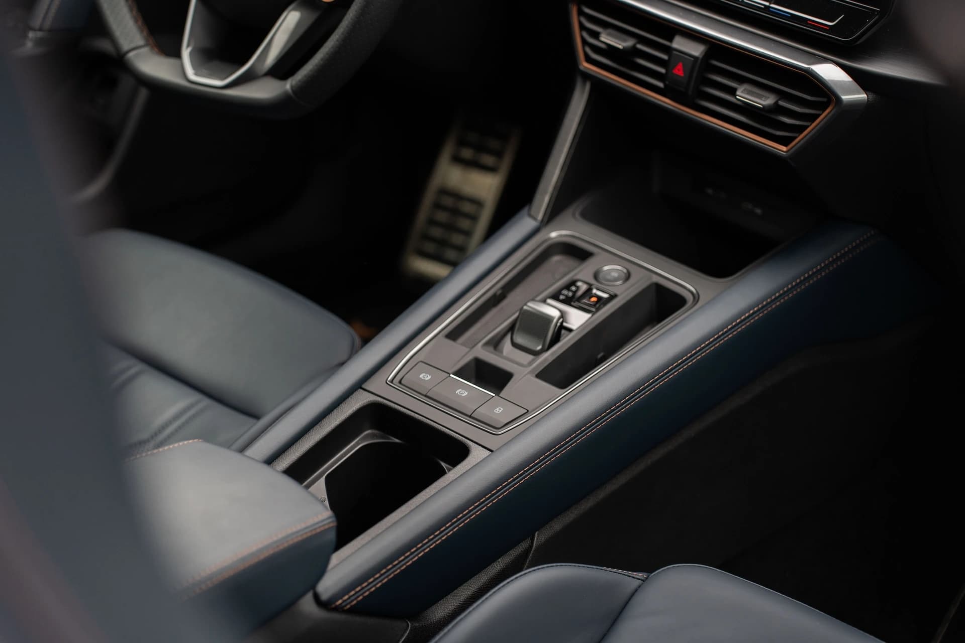 Obszyj swoje wnętrze skórą ekologiczną w kolorze Petrol blue image