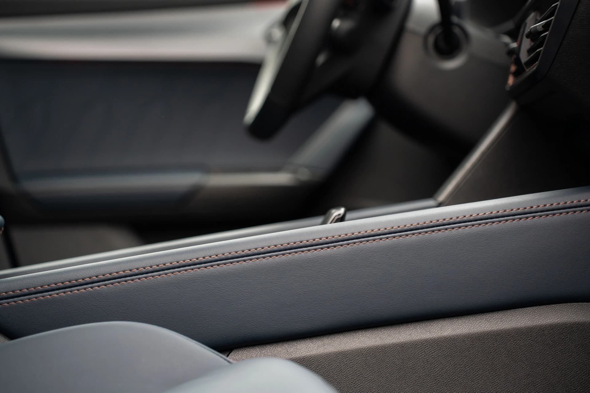 Obszyj swoje wnętrze skórą ekologiczną w kolorze Petrol blue image