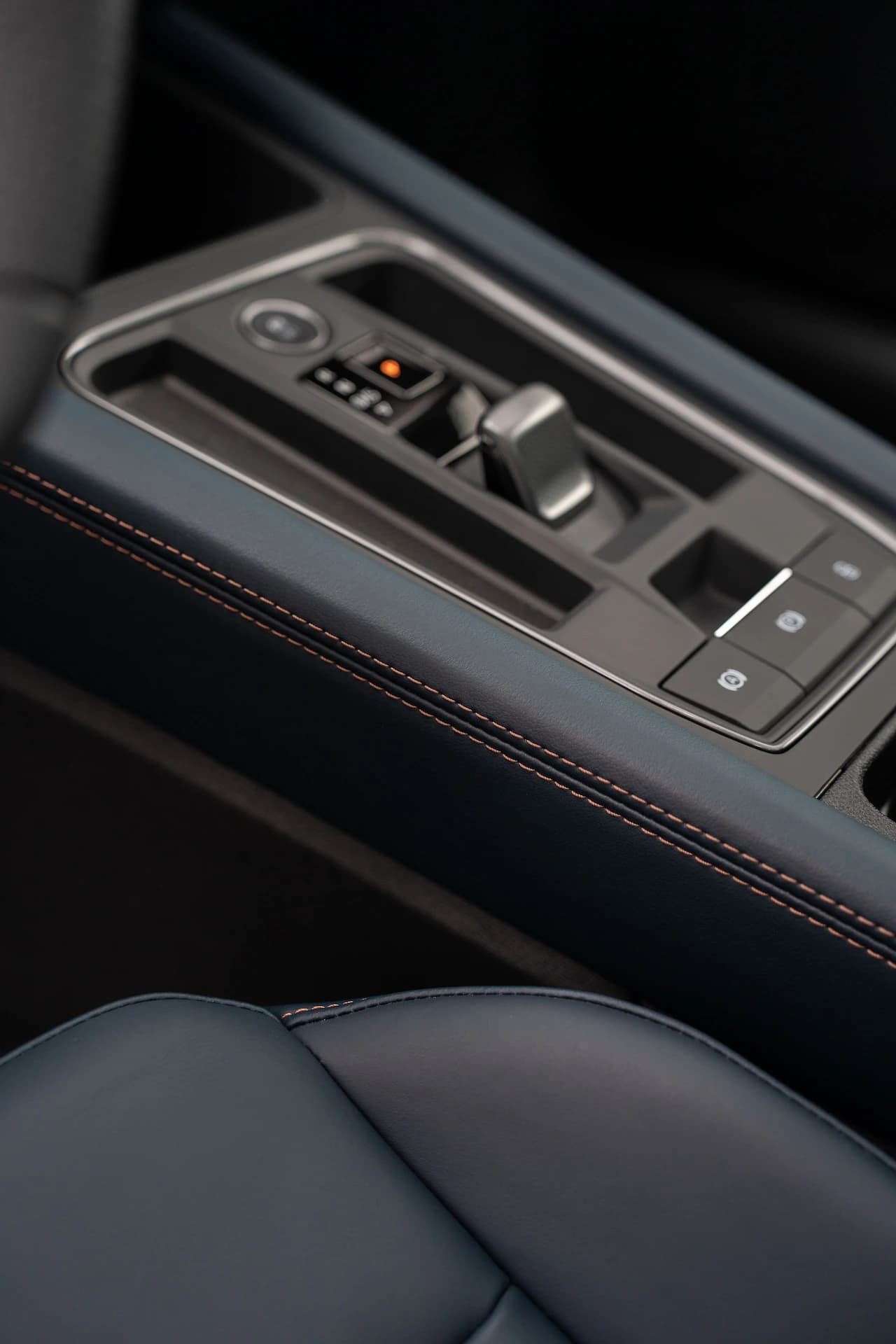 Obszyj swoje wnętrze skórą ekologiczną w kolorze Petrol blue image