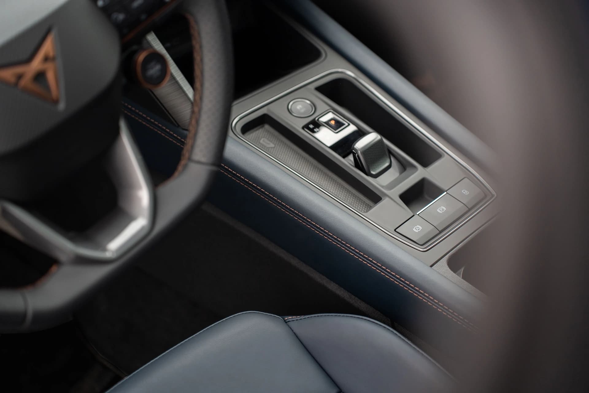 Obszyj swoje wnętrze skórą ekologiczną w kolorze Petrol blue image