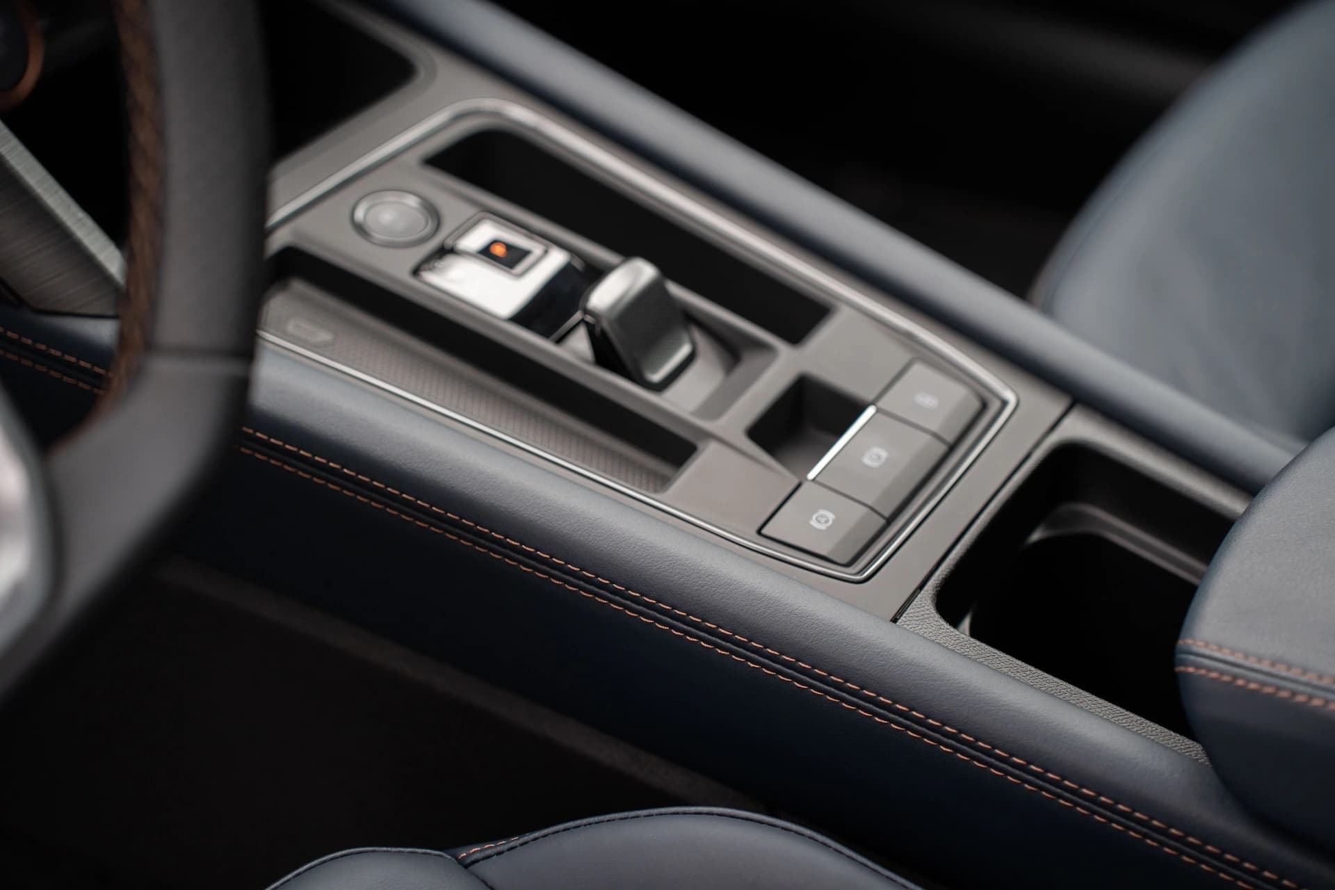 Obszyj swoje wnętrze skórą ekologiczną w kolorze Petrol blue image